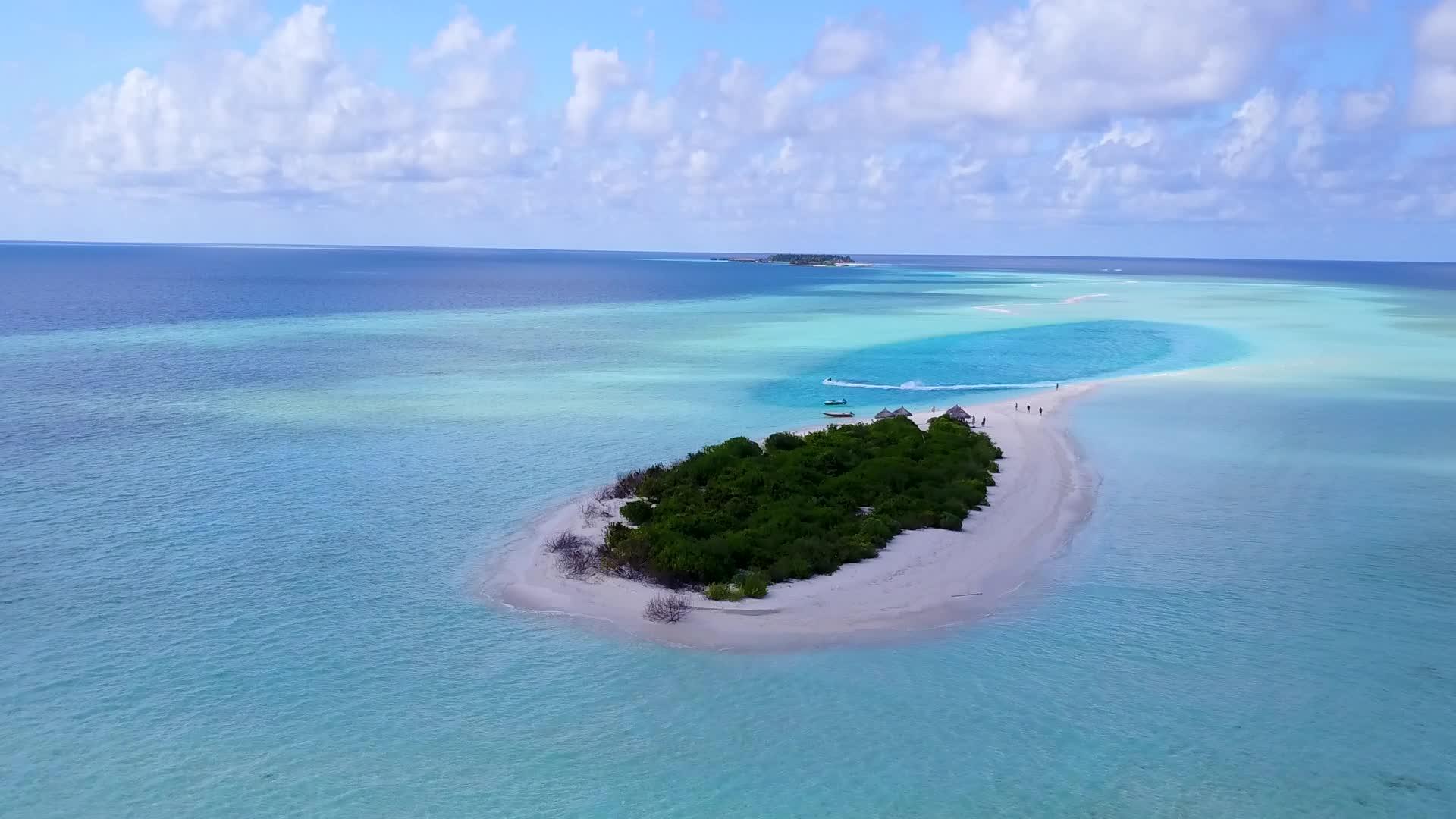 奇怪的海湾由绿色的海洋和白色的沙底组成可以在空中旅行视频的预览图