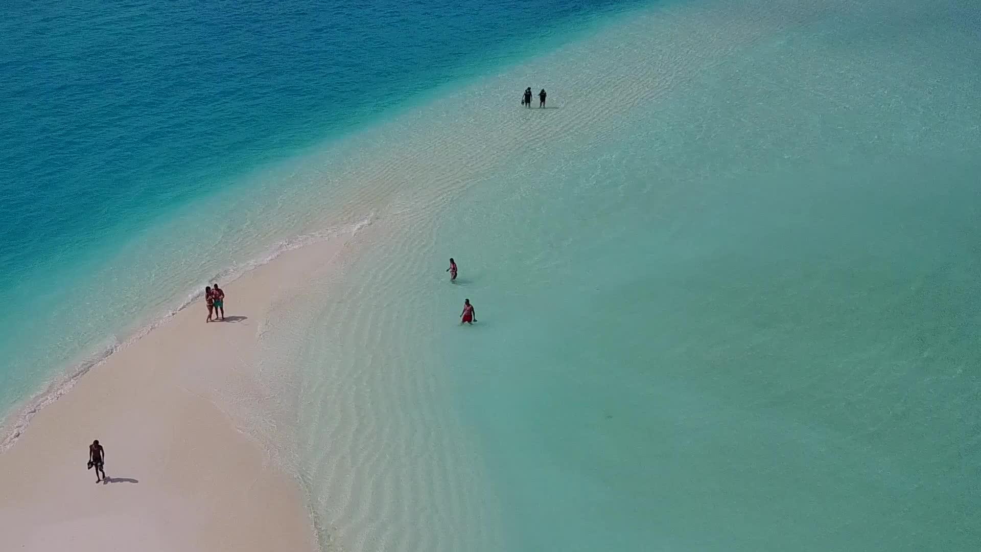 浅沙背景蓝海热带旅游海滩空中无人机景观视频的预览图