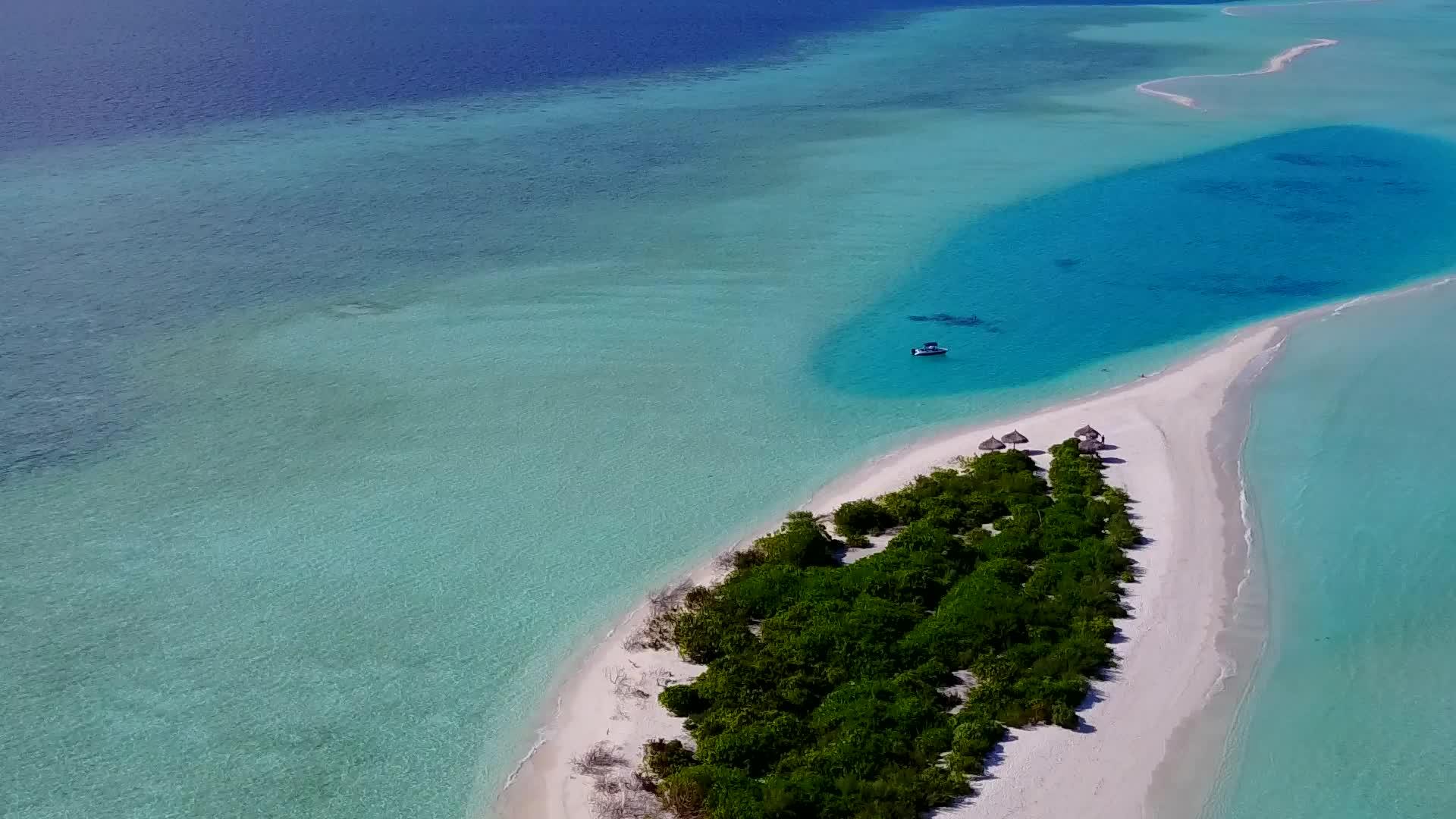 伊德利克湾海滩时间以蓝海和白沙为背景空中无人驾驶视频的预览图