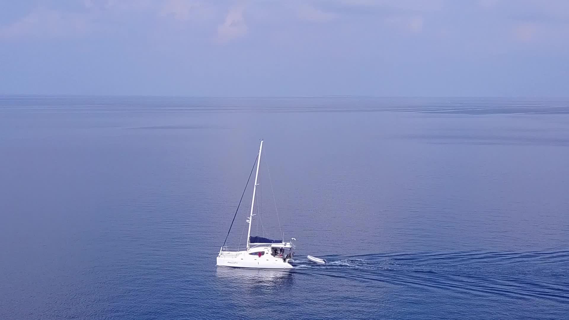 蓝海和白色海滩背景的海滨探险飞行无人驾驶飞机海洋视频的预览图