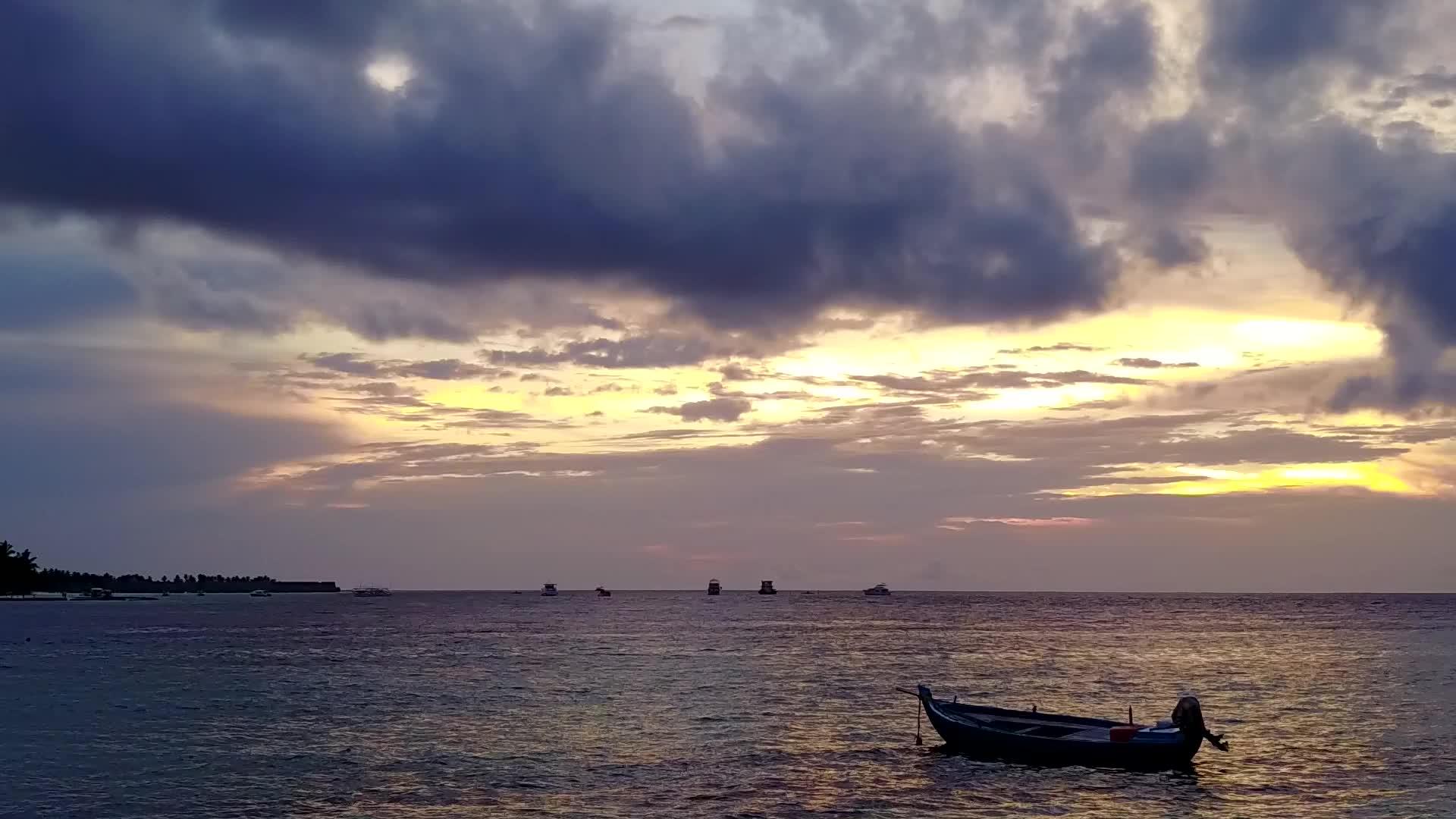 清沙背景透明海景安静海滩时空无人机视频的预览图