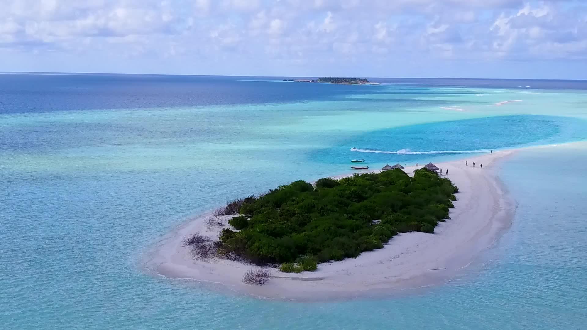 以蓝水和浅沙为背景观察热带湾海滩度假的热带湾海滩全景视频的预览图