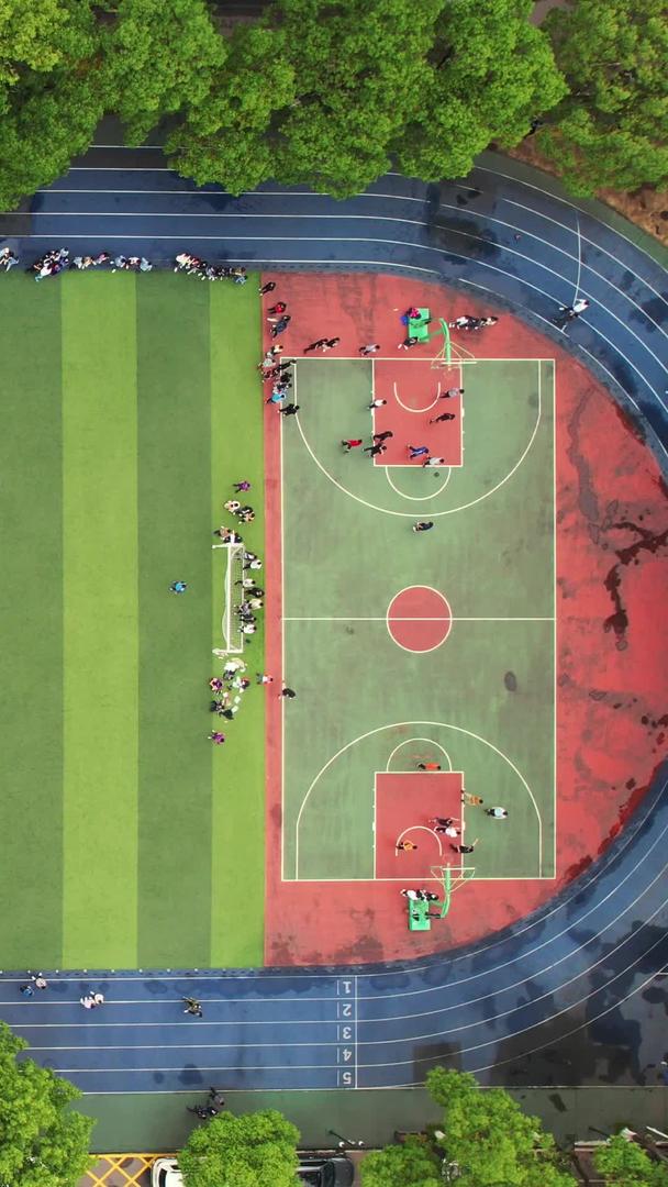 航拍城市校园足球场体育课运动健身比赛教学素材视频的预览图