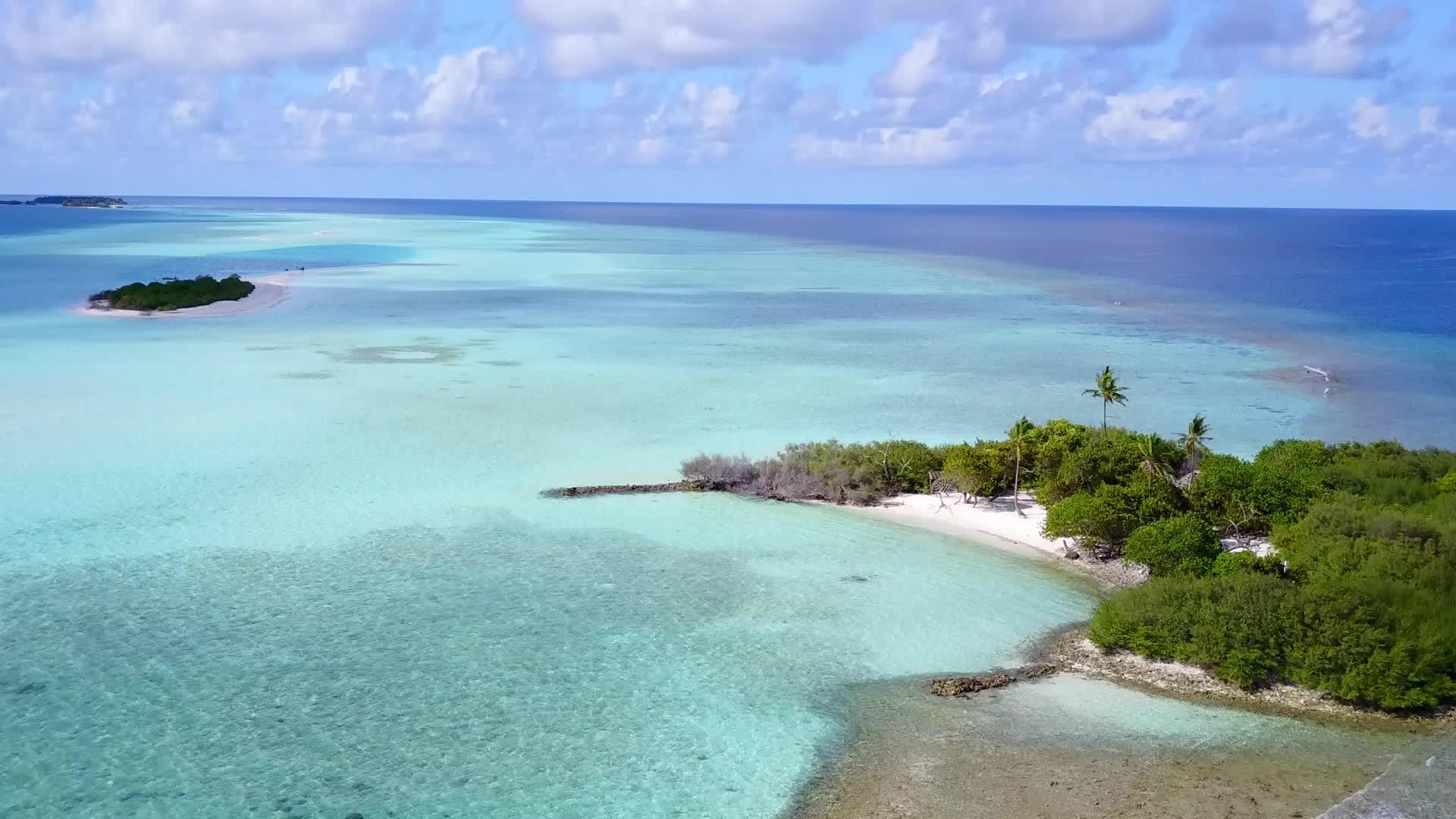 完美的旅游海滩旅游透明的白色沙尘背景海洋视频的预览图