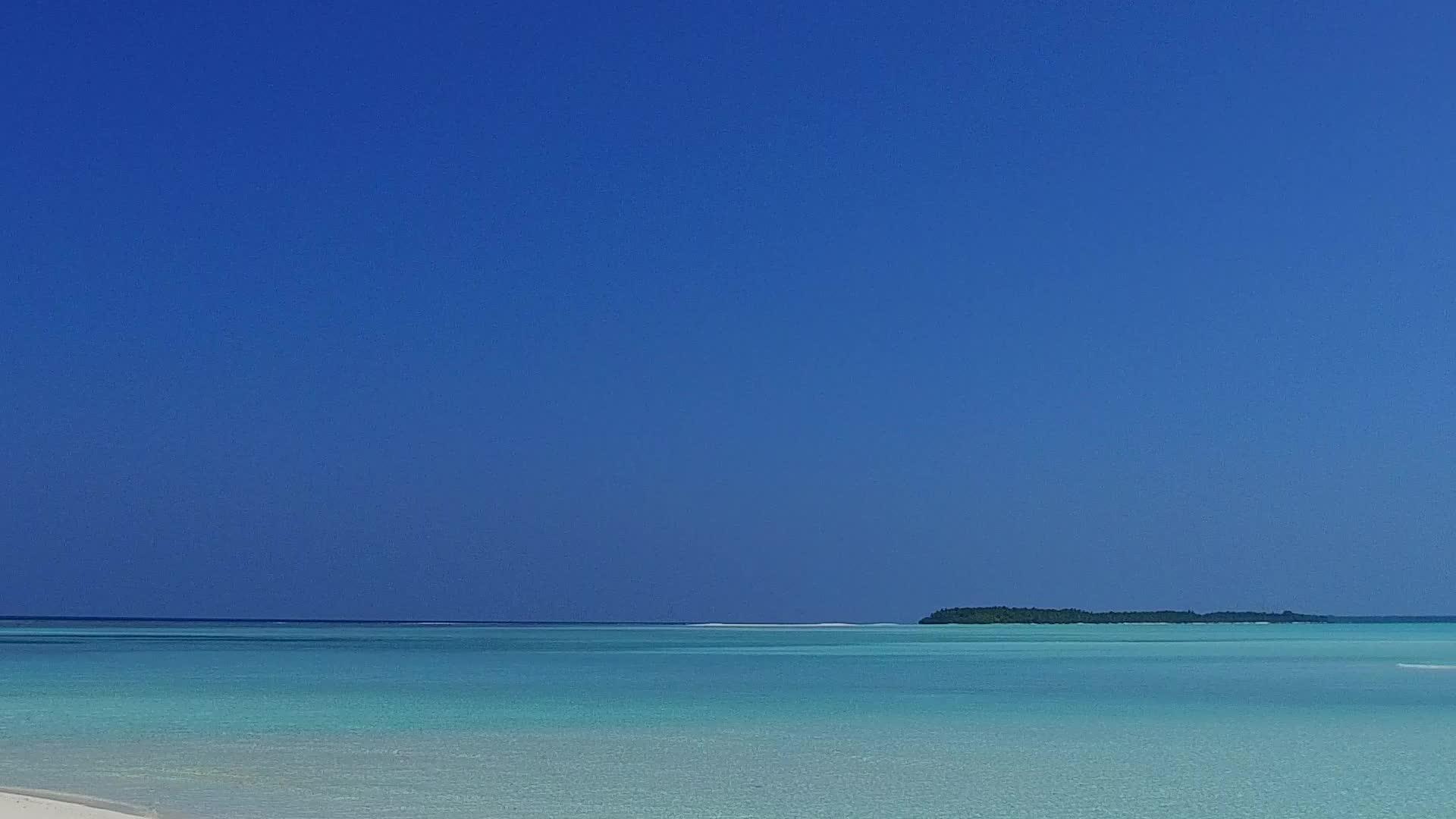 在蓝色的水和白色的沙沙背景下完美的环礁湖海滩旅行视频的预览图