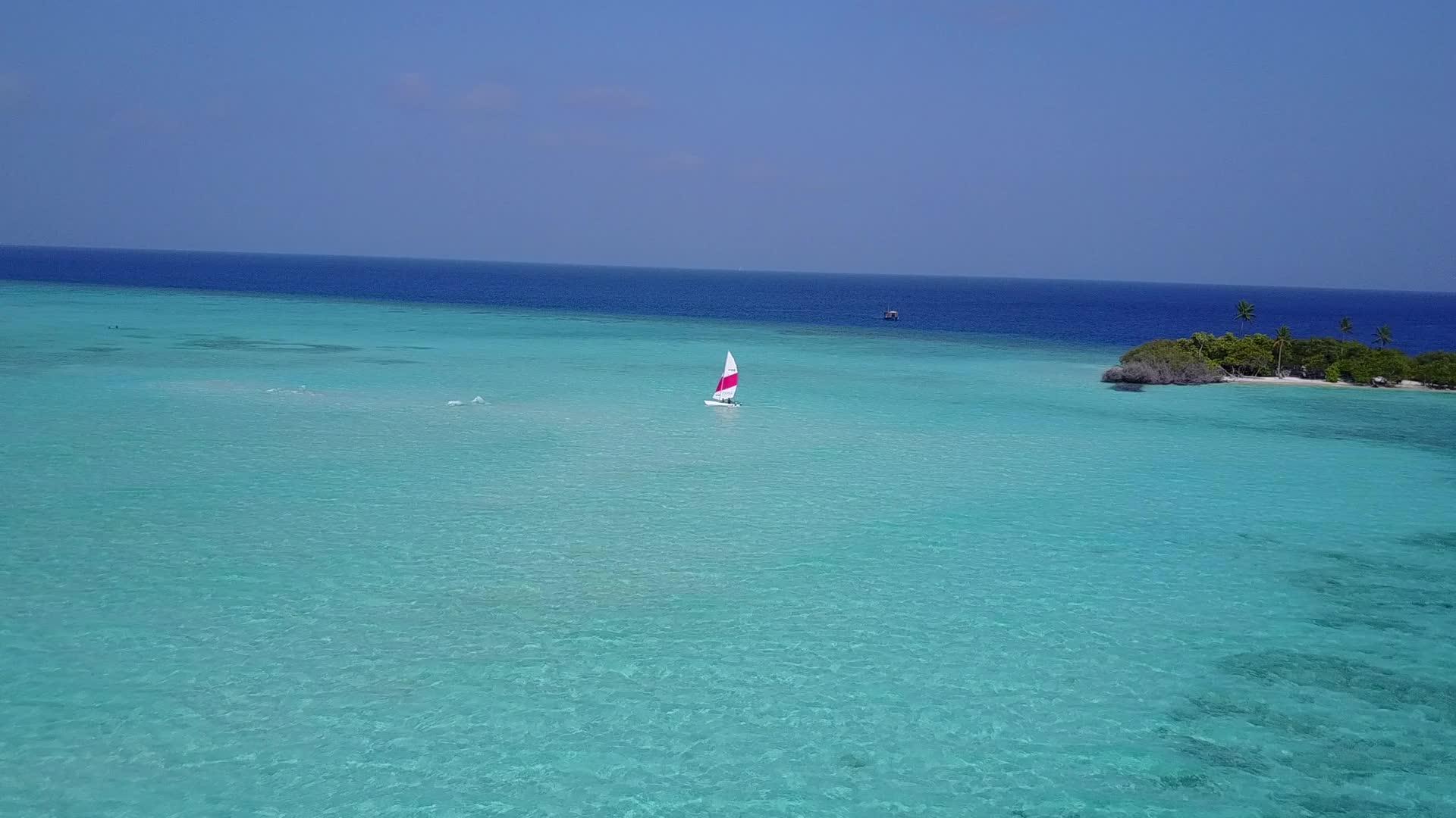 蓝海白沙背景豪华度假村海滩旅游无人机景观视频的预览图