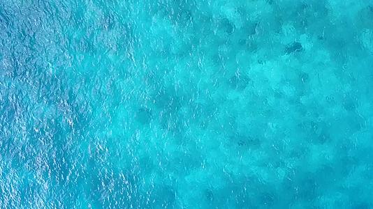 在透明海和白沙的背景下安静的海湾海滩旅行的空中无人机全景视频的预览图
