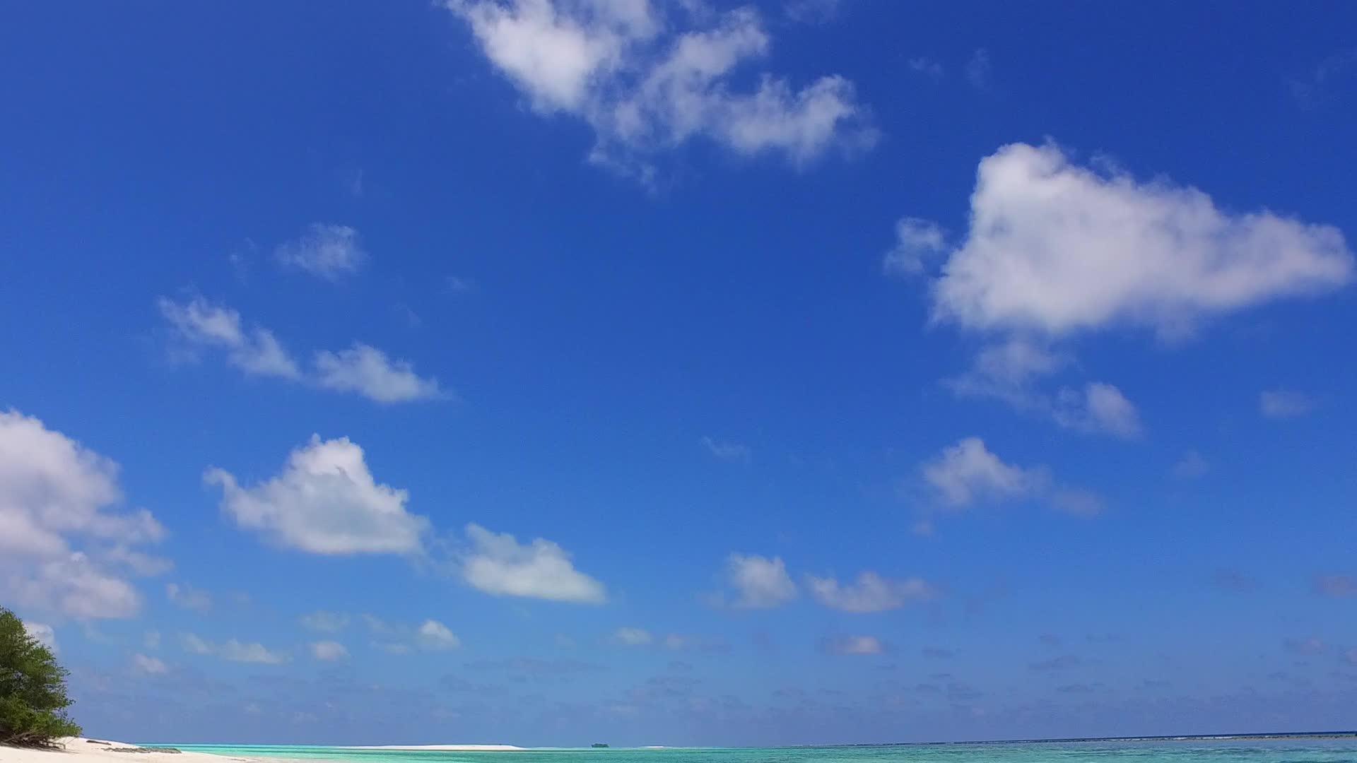 以蓝水和白色沙土为背景的海滨旅游视频的预览图
