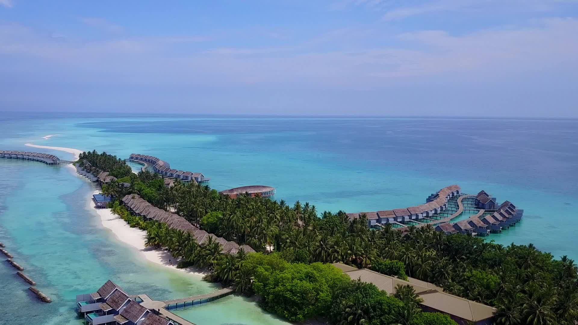 美丽的环礁湖海滩假日以蓝水和白沙为背景视频的预览图