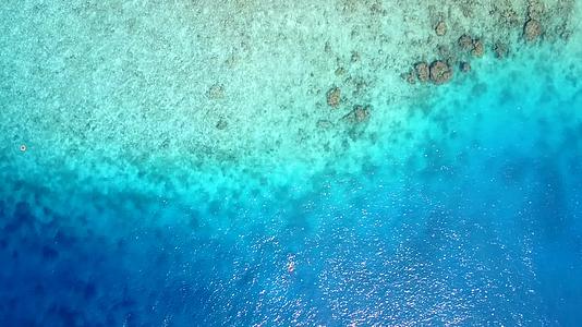 热带海滨海滩以蓝水和白色海滩为背景冲出海岸旅游视频的预览图