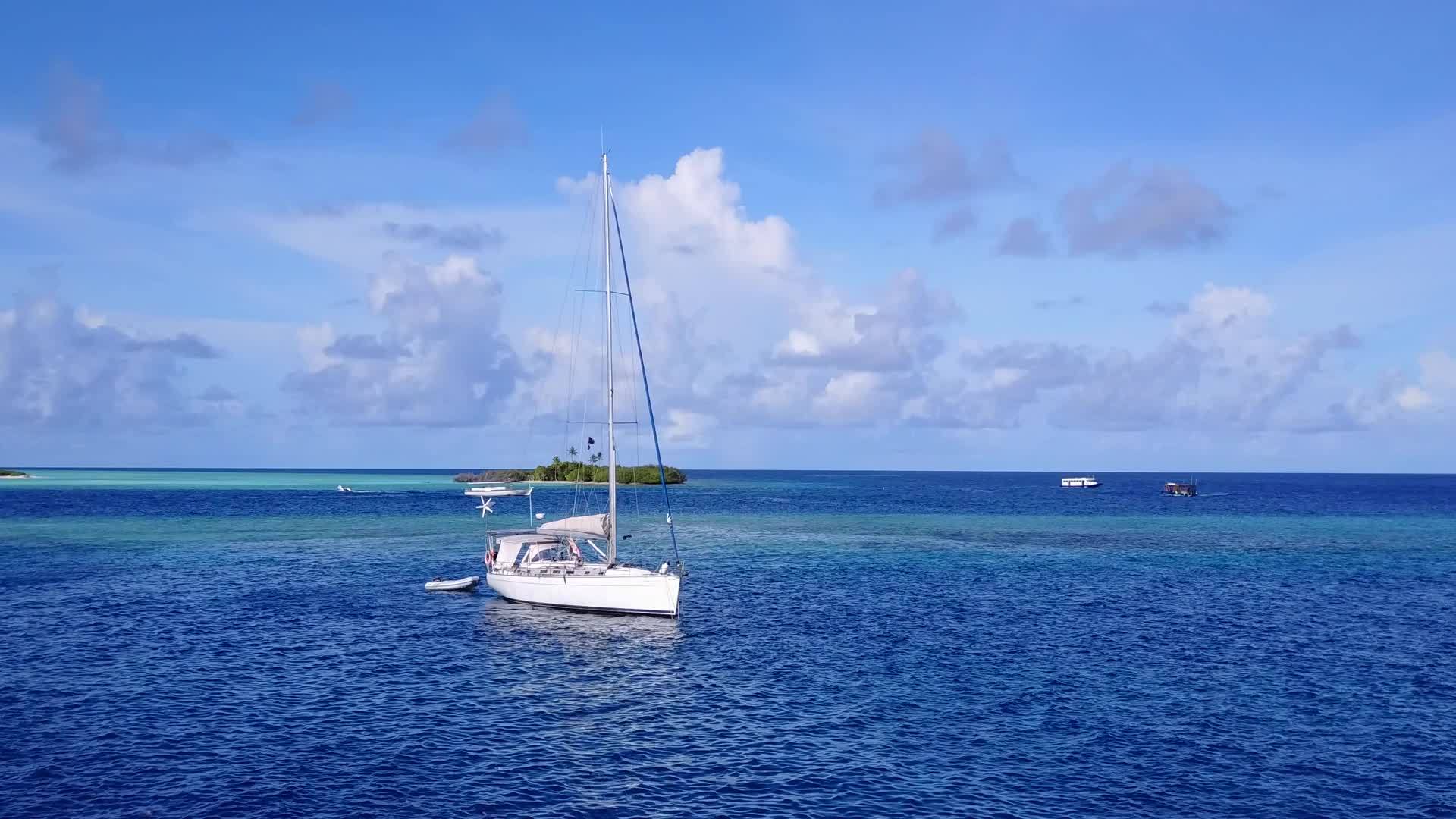 白沙背景蓝绿色泻湖海洋度假村海滩无人机空中海景视频的预览图