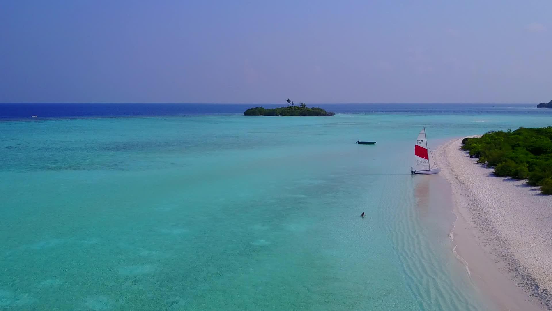 伊德迪利克湾海滩上的蓝水和白沙底蓝水无人驾驶飞机视频的预览图