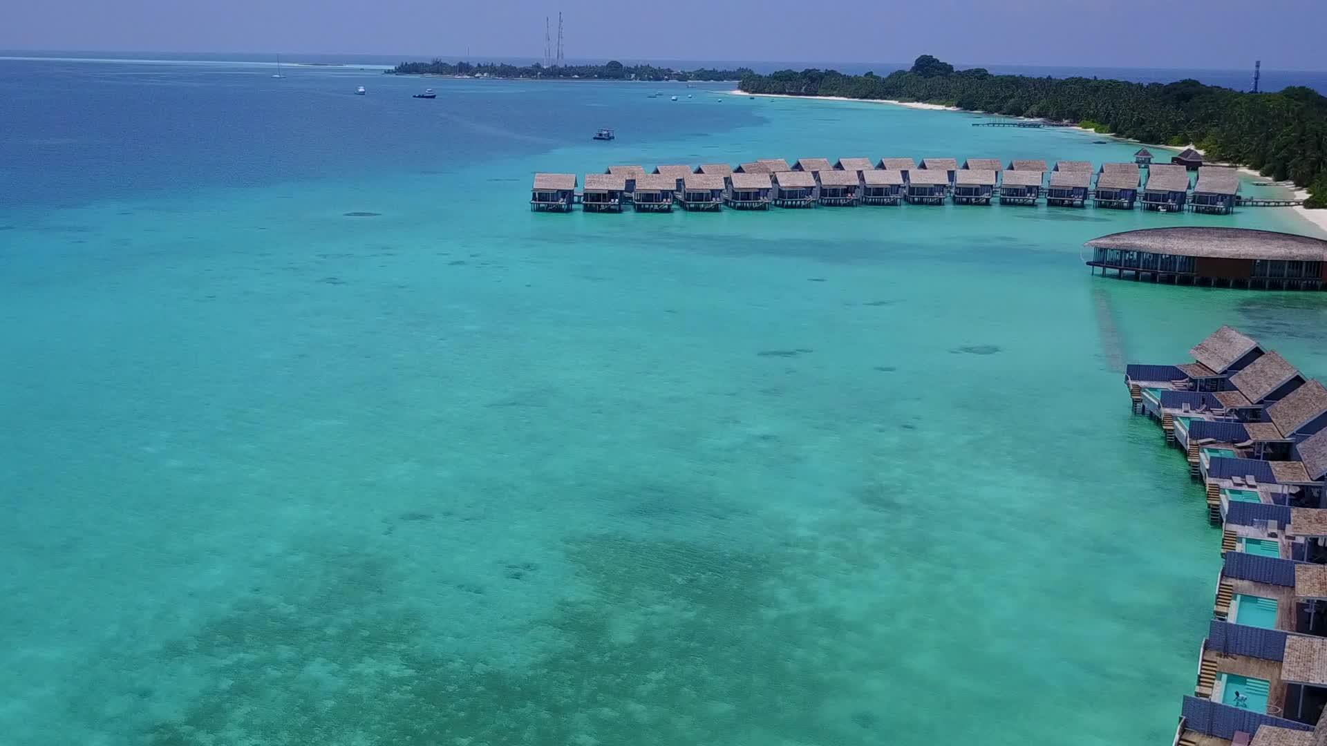 白沙背景蓝色泻湖天堂海滩生活方式空中无人机旅行视频的预览图