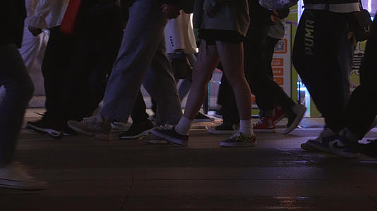 4k素材慢镜头慢动作升格拍摄城市步行街夜景流动的逛街行人脚步的预览图