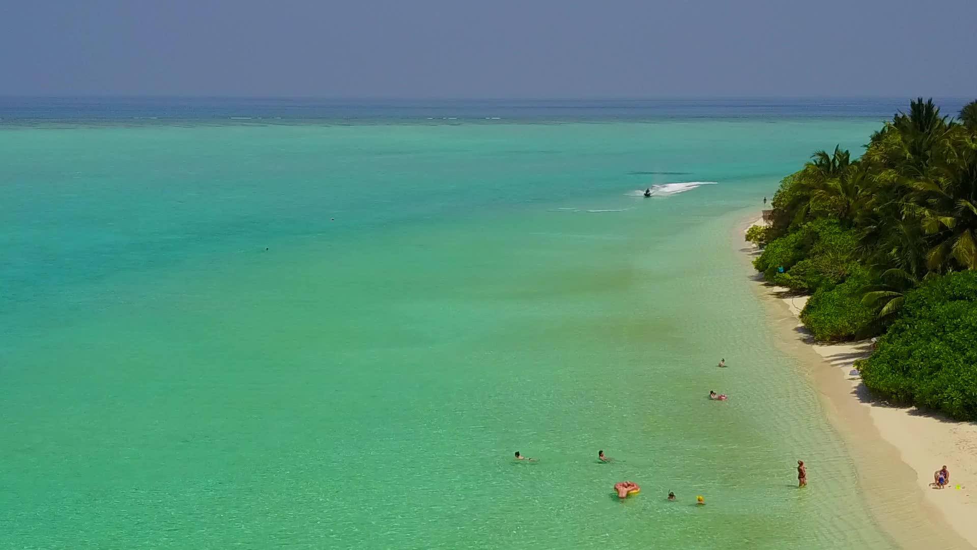 白色沙底蓝色环礁湖天堂海景海滩假日天空纹理视频的预览图