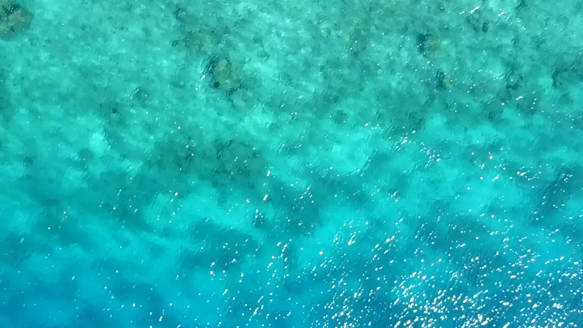 热带度假胜地海滩生活方式蓝海和无人驾驶清洁海滩背景视频的预览图