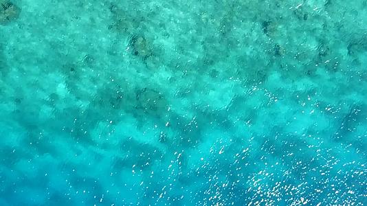 热带度假胜地海滩生活方式蓝海和无人驾驶清洁海滩背景视频的预览图