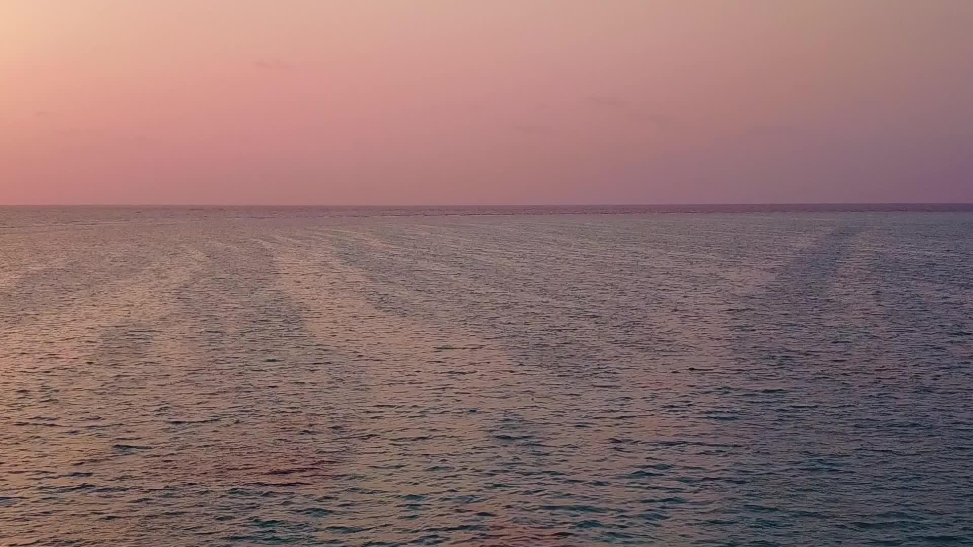 平静的海面和黄昏的天空视频的预览图