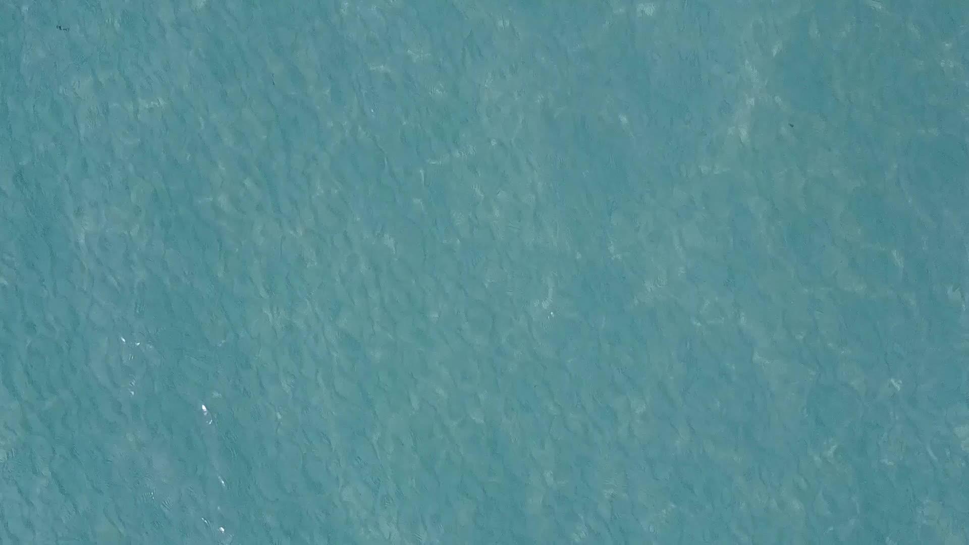 豪华海岸线海滩海滨之旅的场景是白沙背景的蓝色海湾视频的预览图