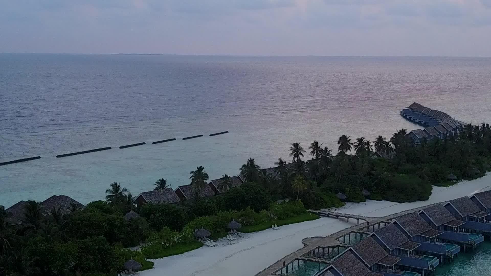 白沙背景浅海和外国海岸海滩航行无人机空中旅行视频的预览图