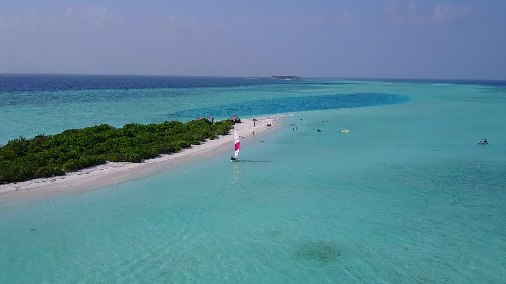 在清澈的海水中白沙有着美丽的泻湖海滩度假景观视频的预览图