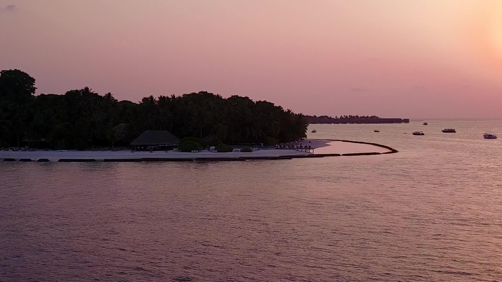 轻松的岛屿海滩之旅透明的环礁湖和干净的沙滩背景视频的预览图