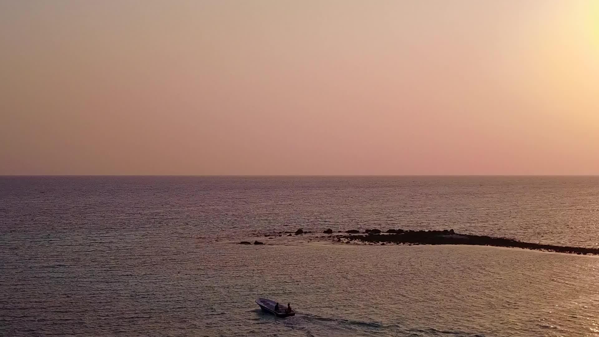 在蓝色海洋和白色沙滩的背景下沿海海滩的田园诗般的无人机性质视频的预览图