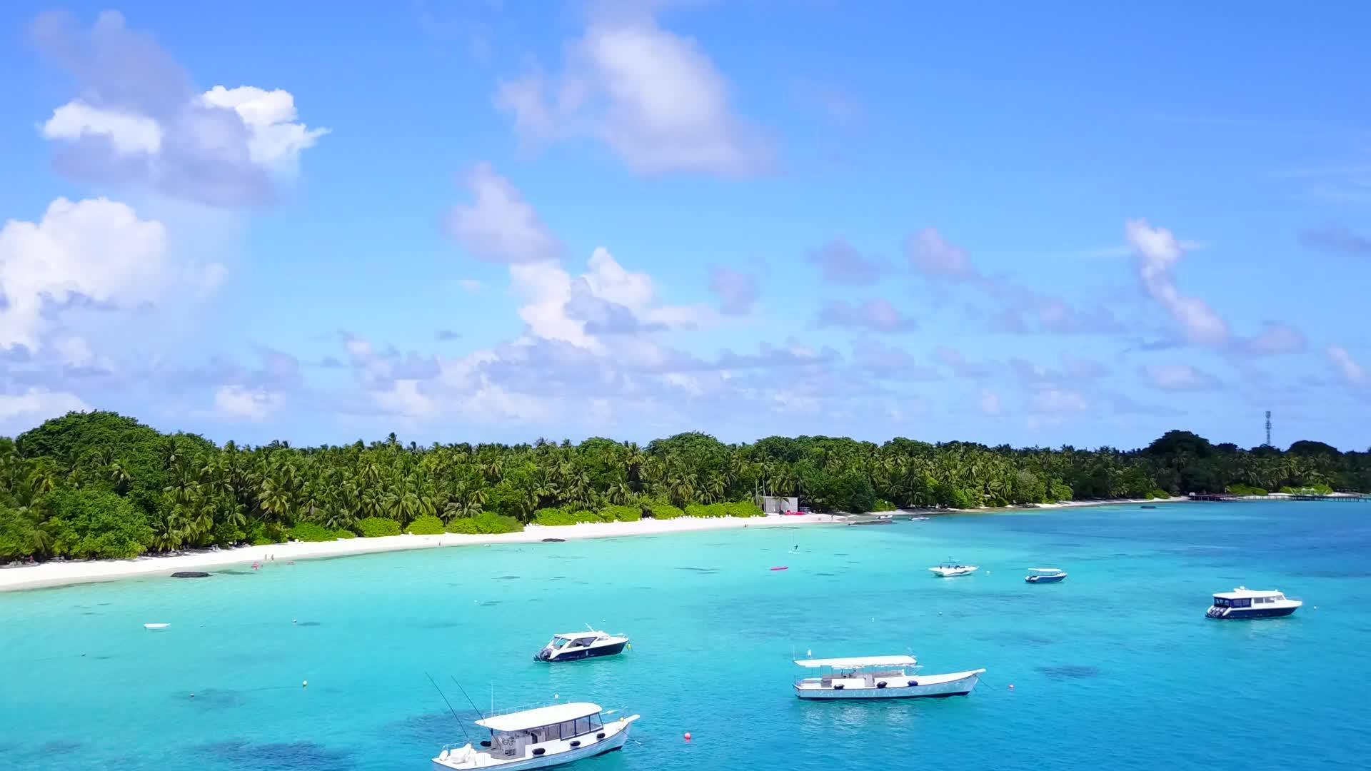 蓝色的绿色海洋和白色的沙子背景是休宁湾海滩度假的天性视频的预览图
