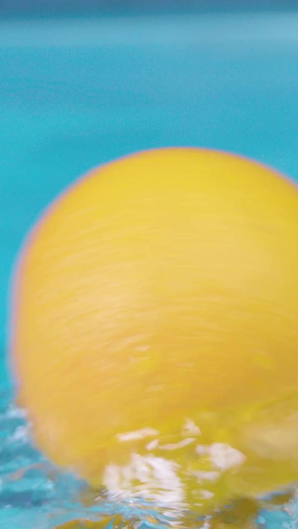 橙子在水中碰撞视频的预览图
