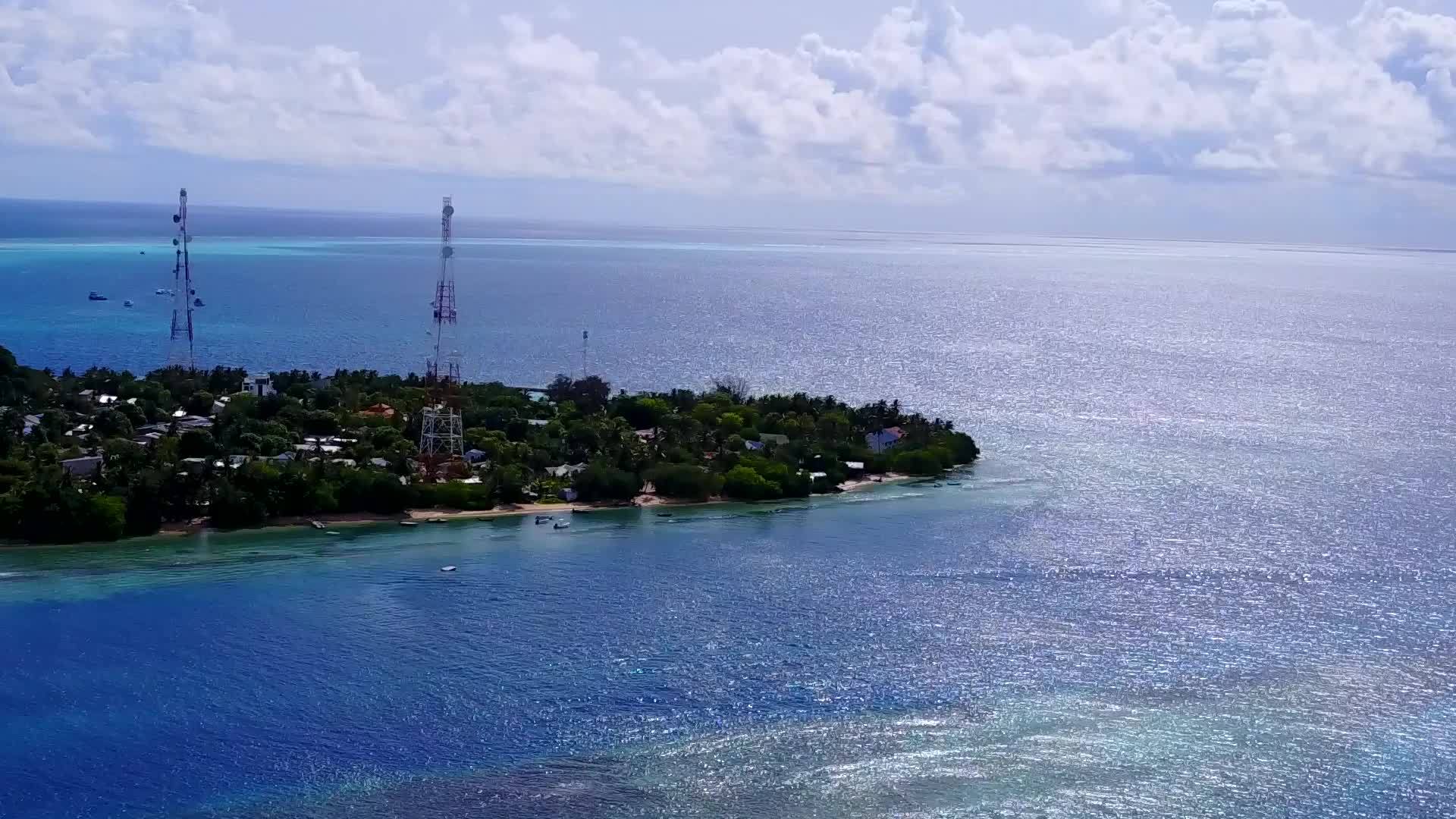 蓝环礁湖和白色沙滩视频的预览图