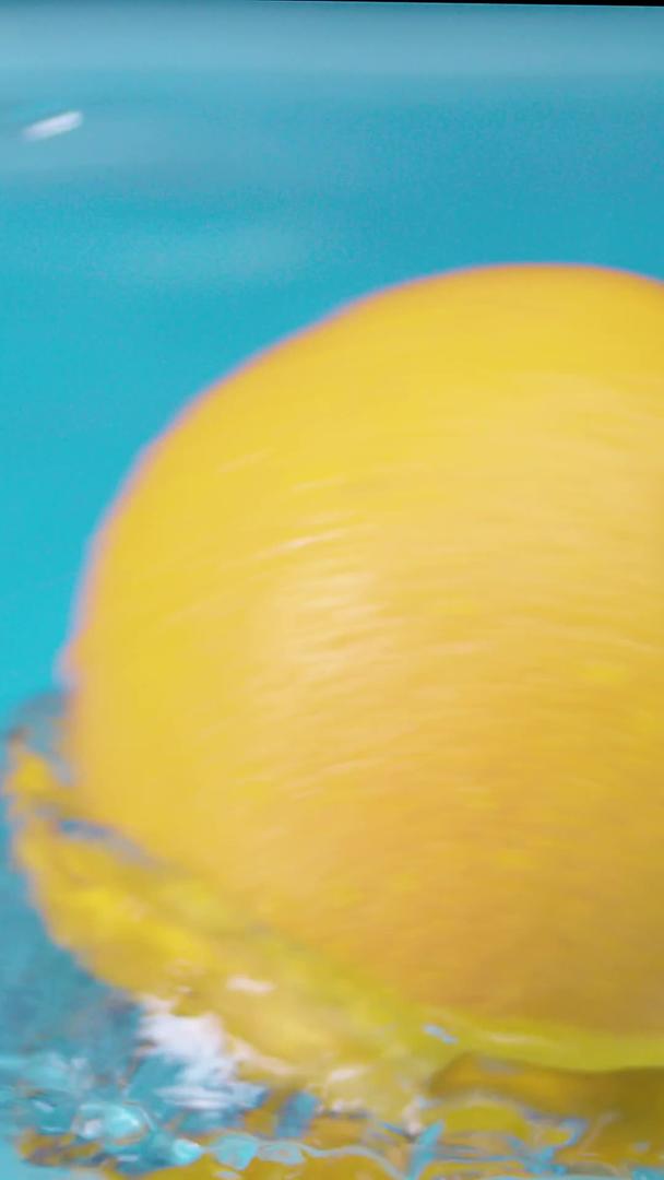 橙子在水中碰撞视频的预览图