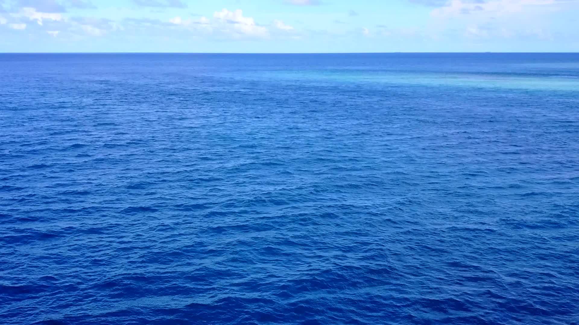 蓝色环礁湖和伊德利克湾海滩度假天空度假村视频的预览图