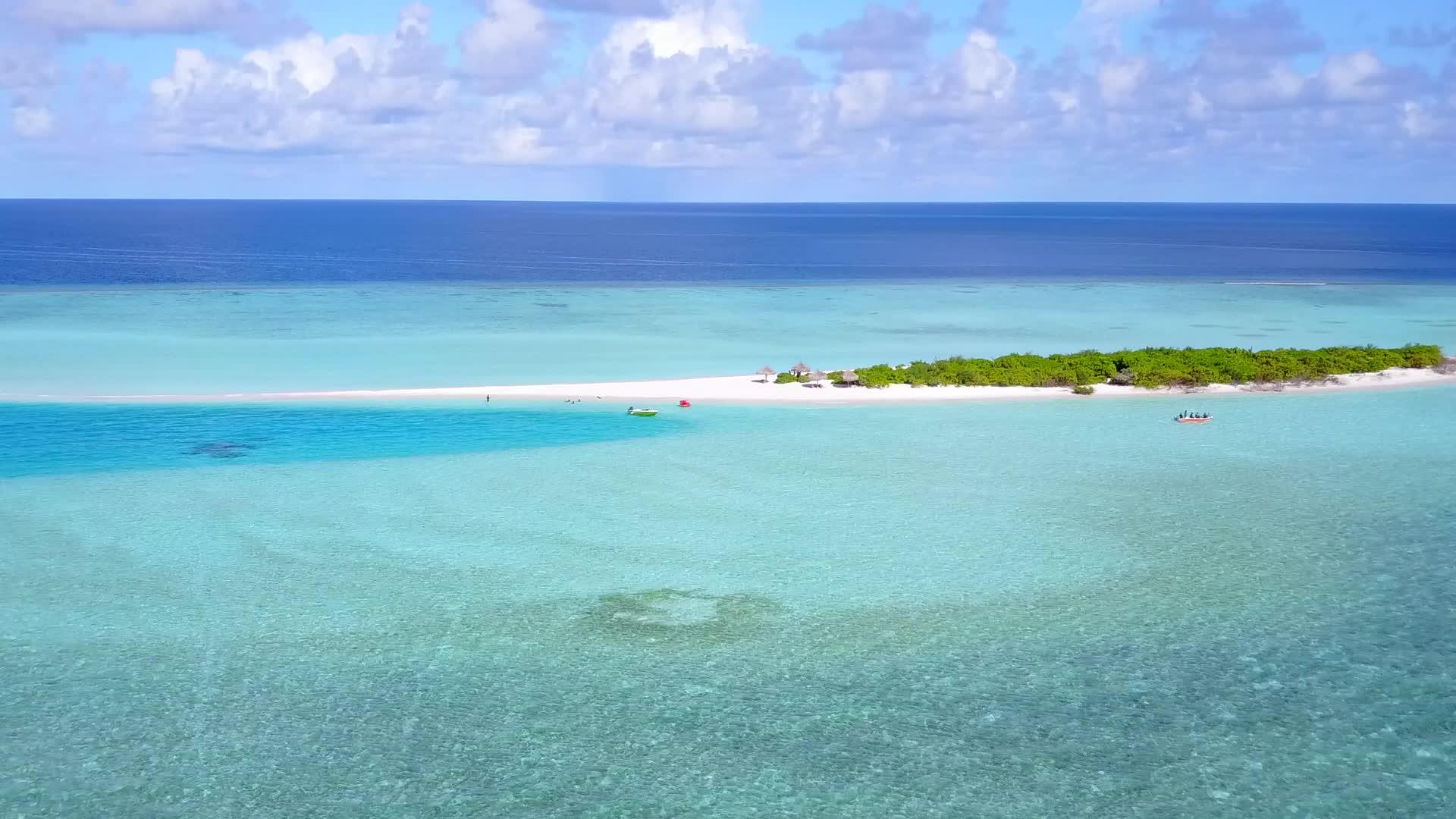 蓝环礁湖和白色沙滩视频的预览图