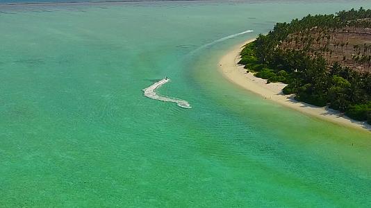 白沙背景清水热带旅游海滩度假无人机空中旅行视频的预览图