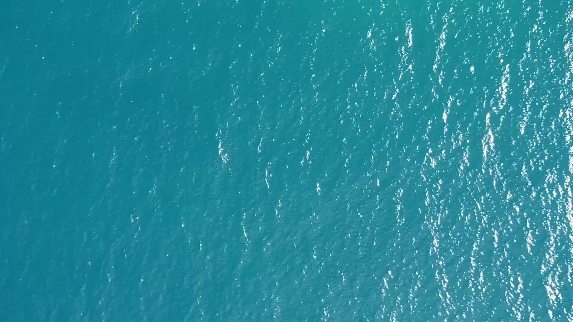 海洋泻湖海滩时间的空中无人机纹理由透明的海洋和明亮的海洋组成视频的预览图