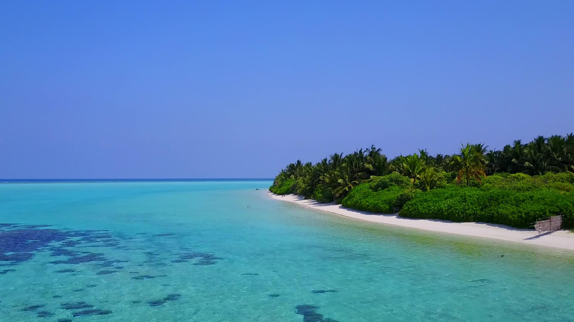 海平面蓝海以白色沙滩为背景是一个豪华的海湾海滩度假日视频的预览图
