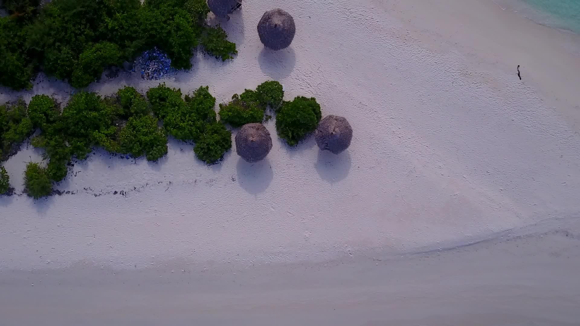 蓝水白沙背景下的豪华海景海滩视频的预览图