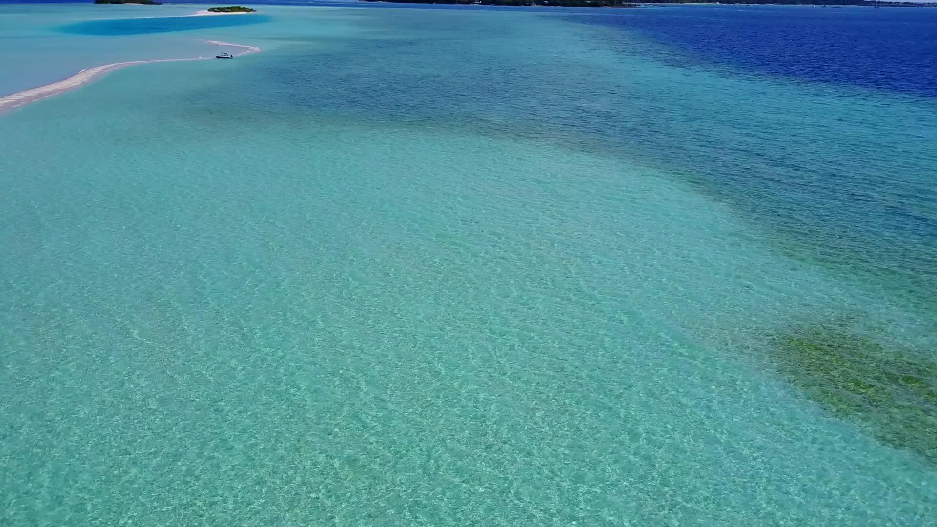 以透明的水和白色的海滩为背景看看国外度假胜地的海滩时间视频的预览图