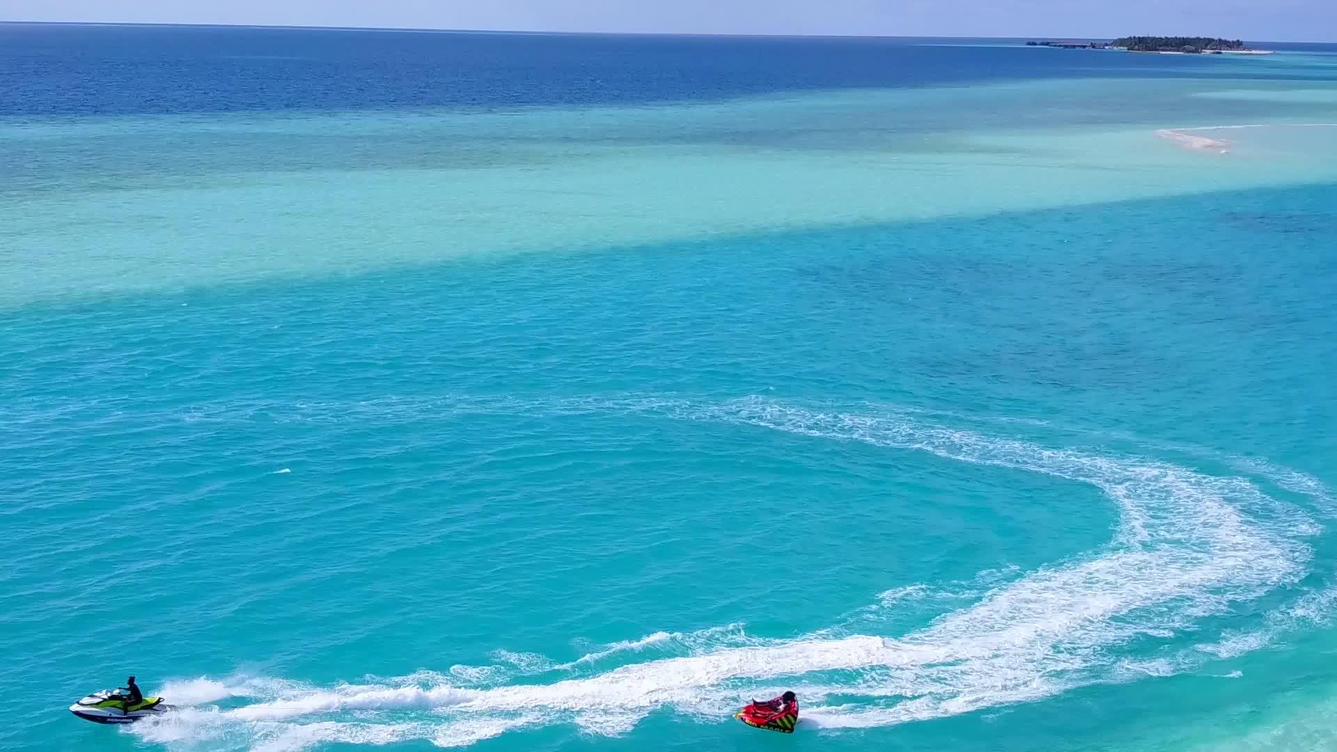 海滩生活方式以蓝水和白沙为背景无人驾驶视频的预览图