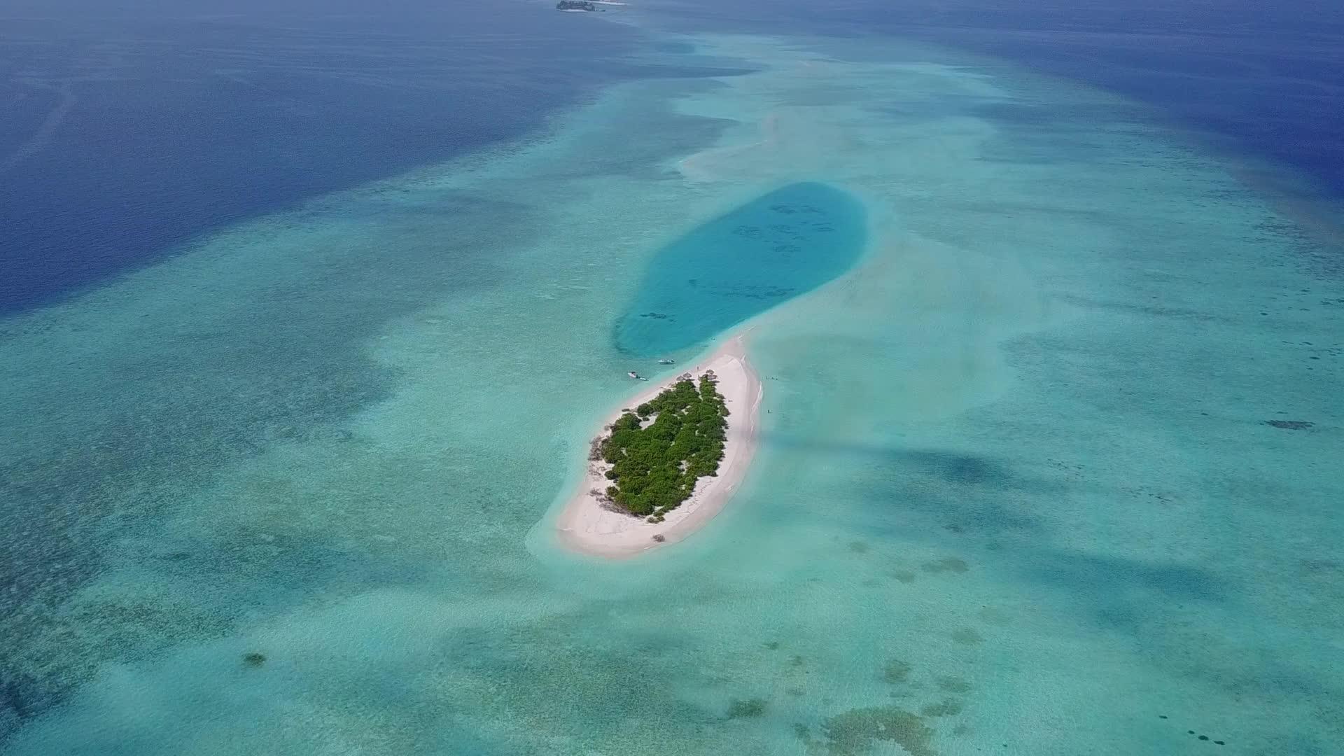 蓝蓝水和白色沙尘为背景的海滨探险视频的预览图