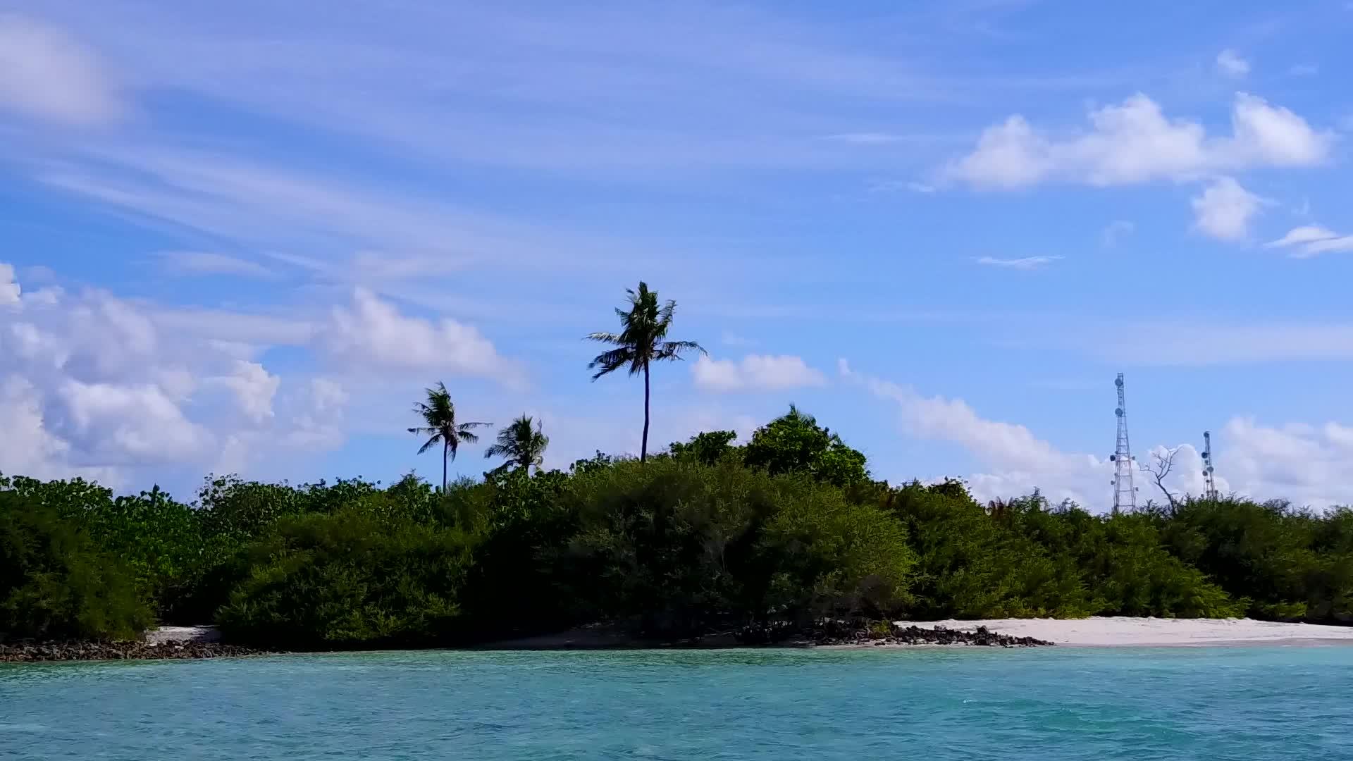 蓝色美丽的度假胜地由蓝环礁湖和白沙子组成视频的预览图