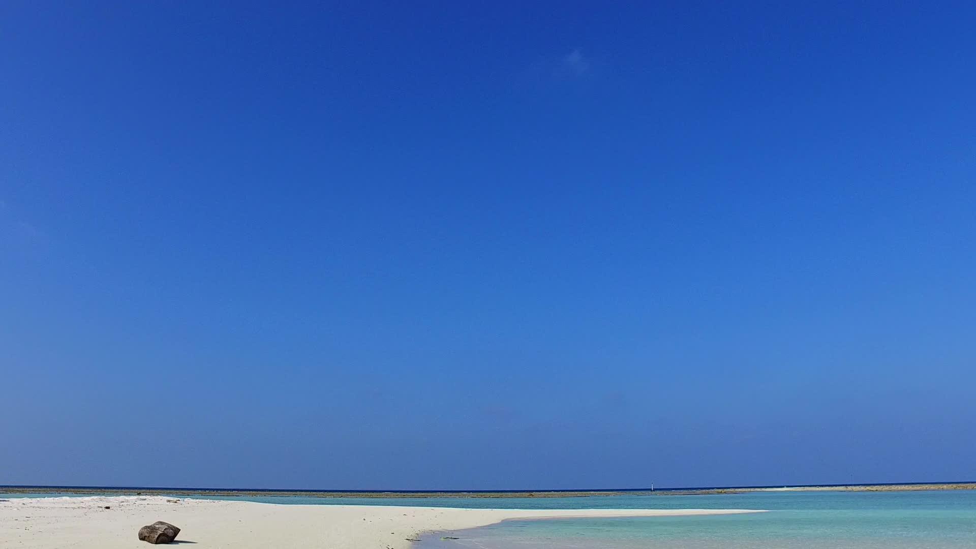 完美的旅游海滩生活方式以蓝海和白色沙滩为背景视频的预览图