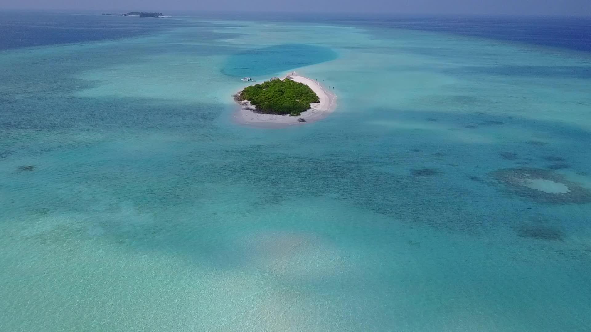 空中无人飞机飞越国外旅游海滩的天空沿着蓝海航行视频的预览图