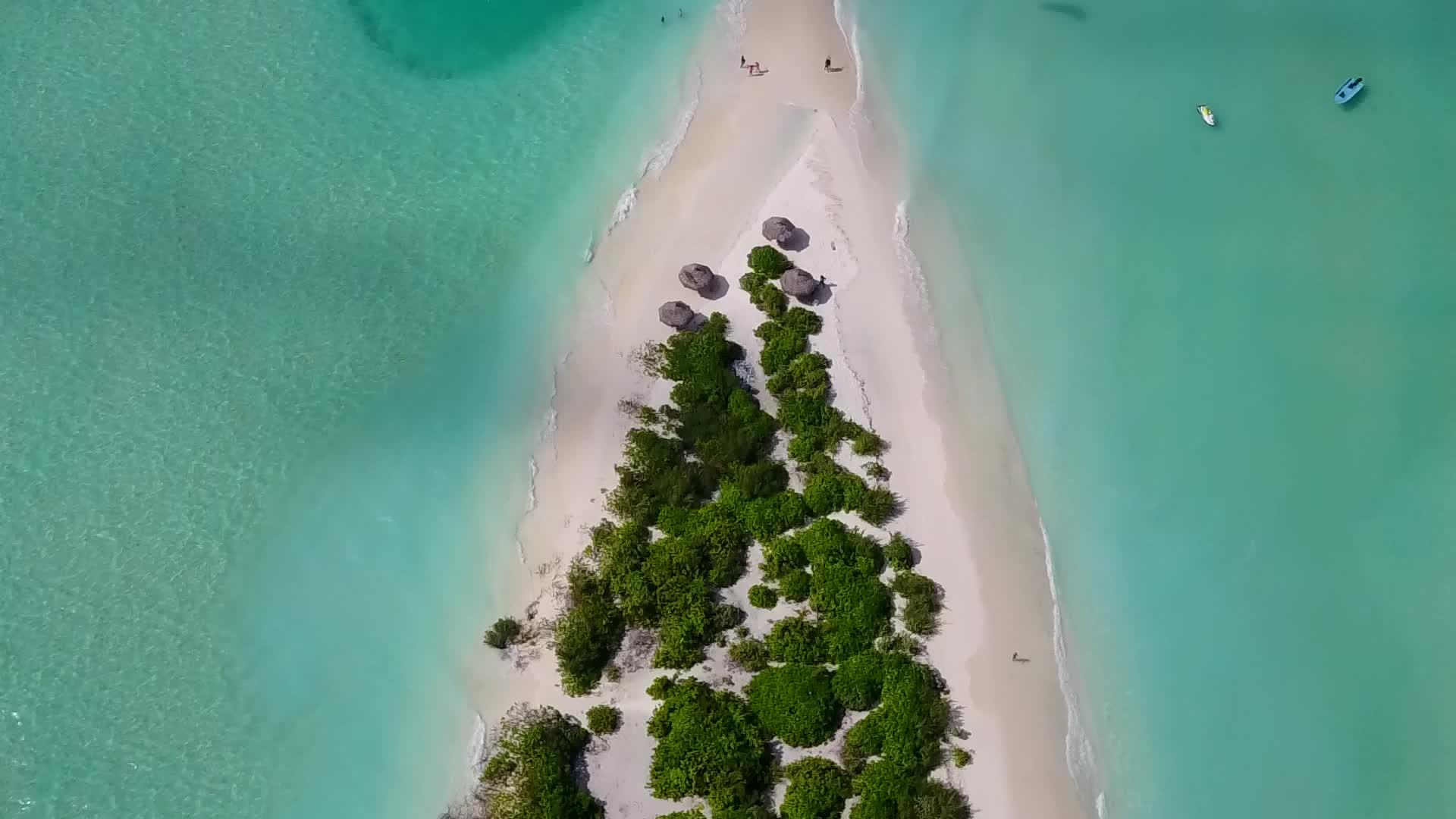 蓝绿色的水和白色的沙滩背景宁静的海岸海滩度假日全天晴天全景视频的预览图
