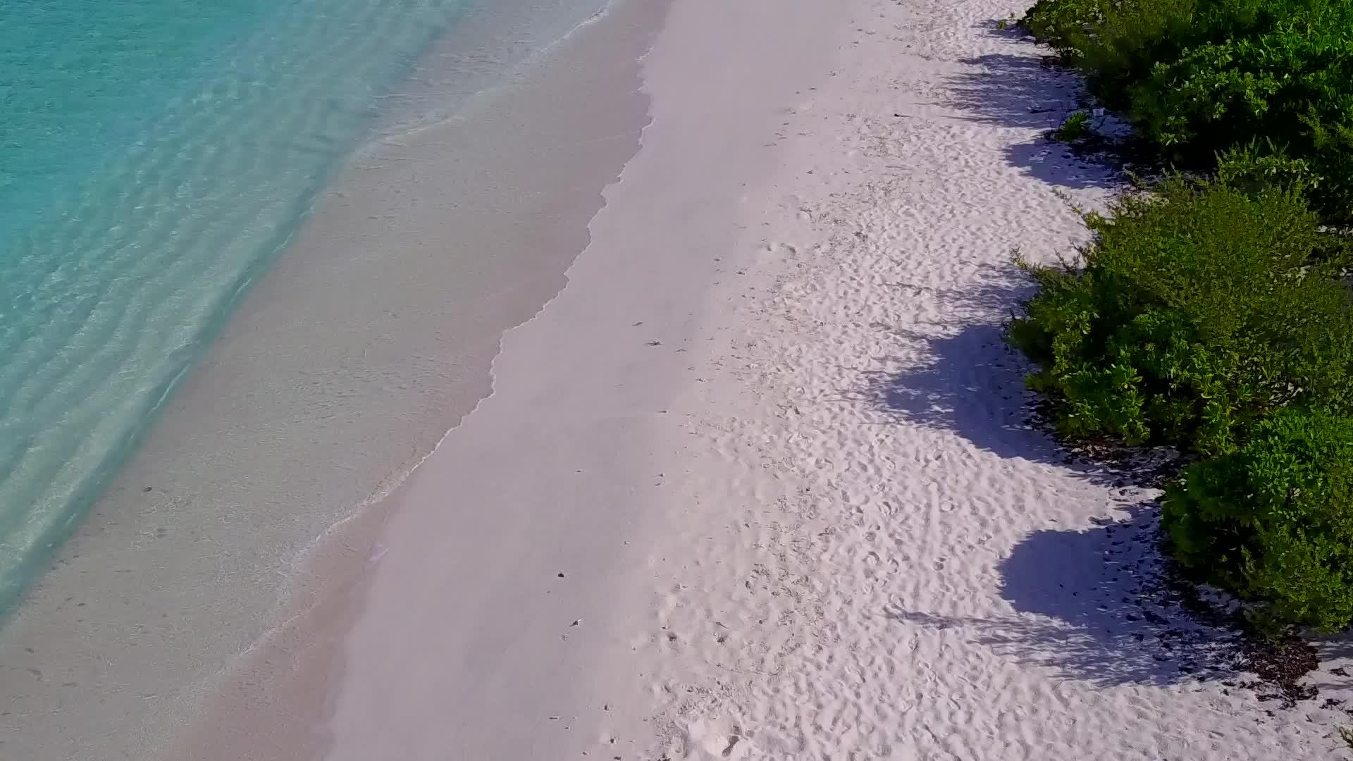 在透明的海洋和明亮的沙子的背景下热带泻湖海滩时间的空中无人机全景视频的预览图