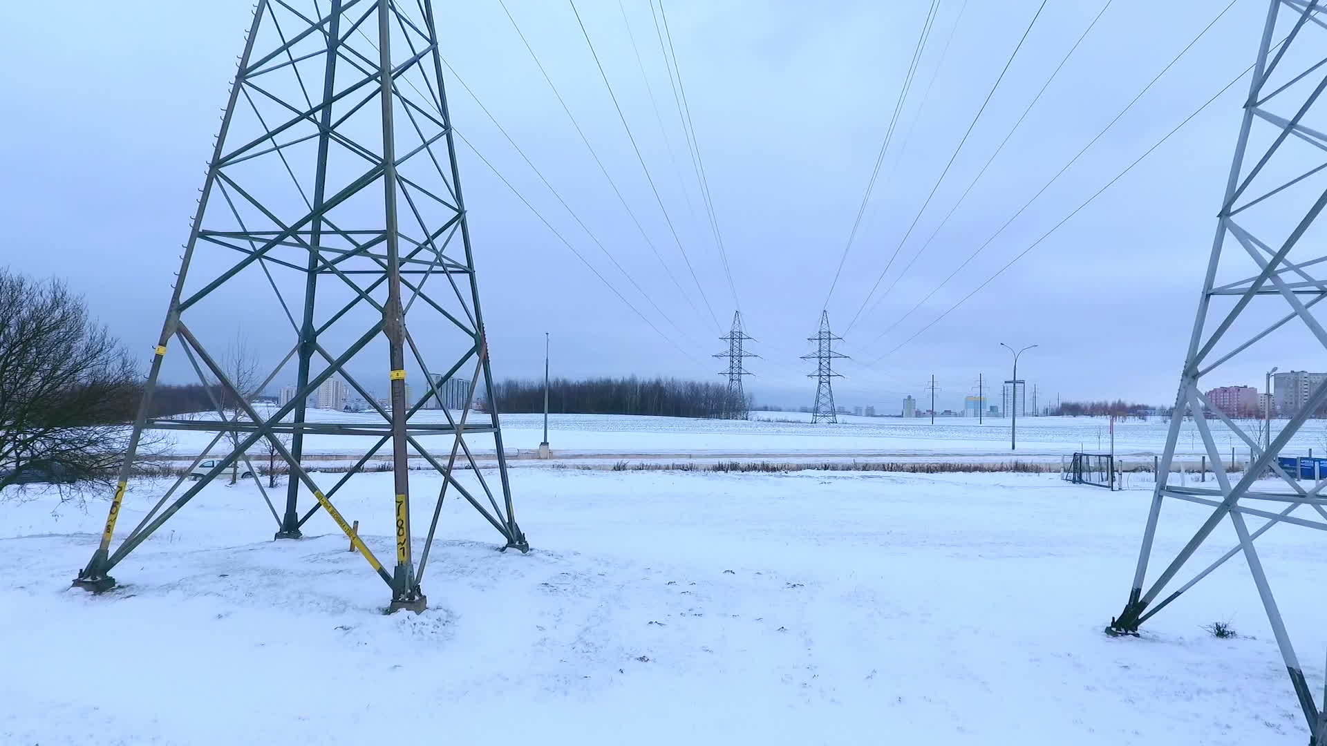 冬季无人机观察田地的电塔视频的预览图
