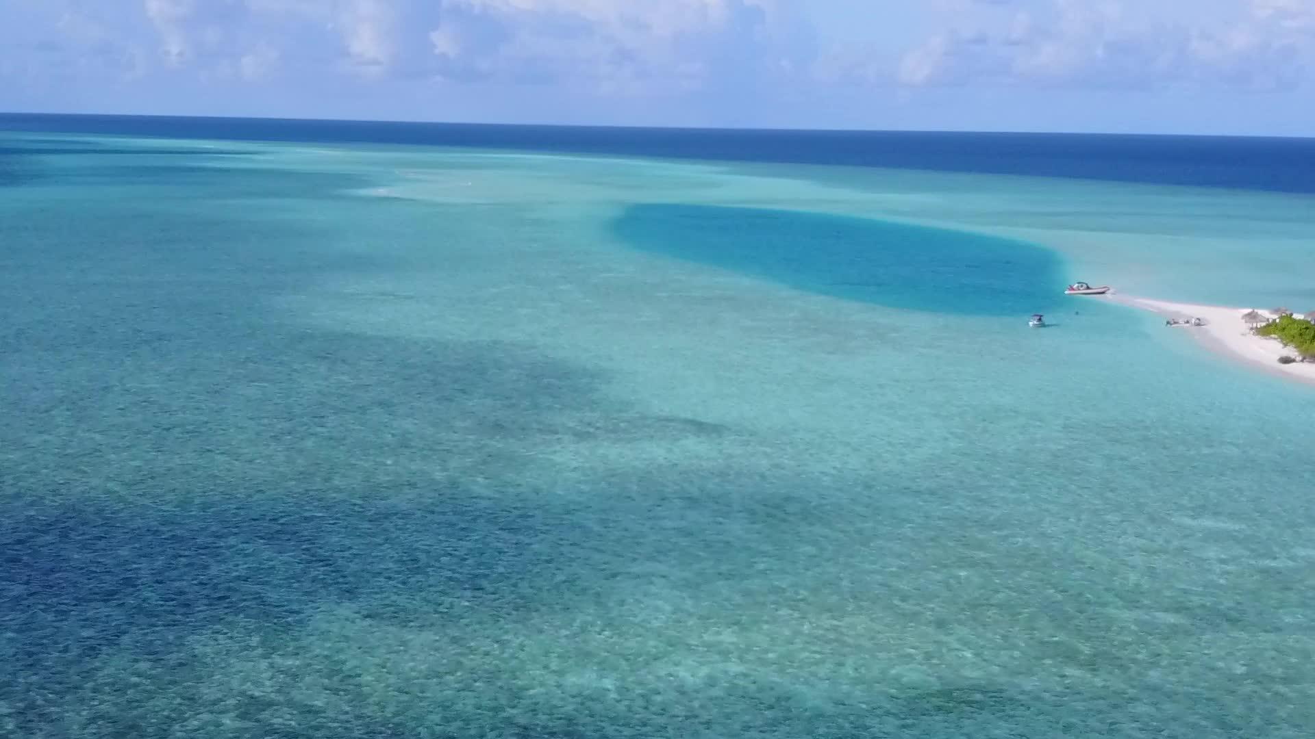 白沙底蓝绿海打破了环礁湖海滩的空中纹理结构视频的预览图