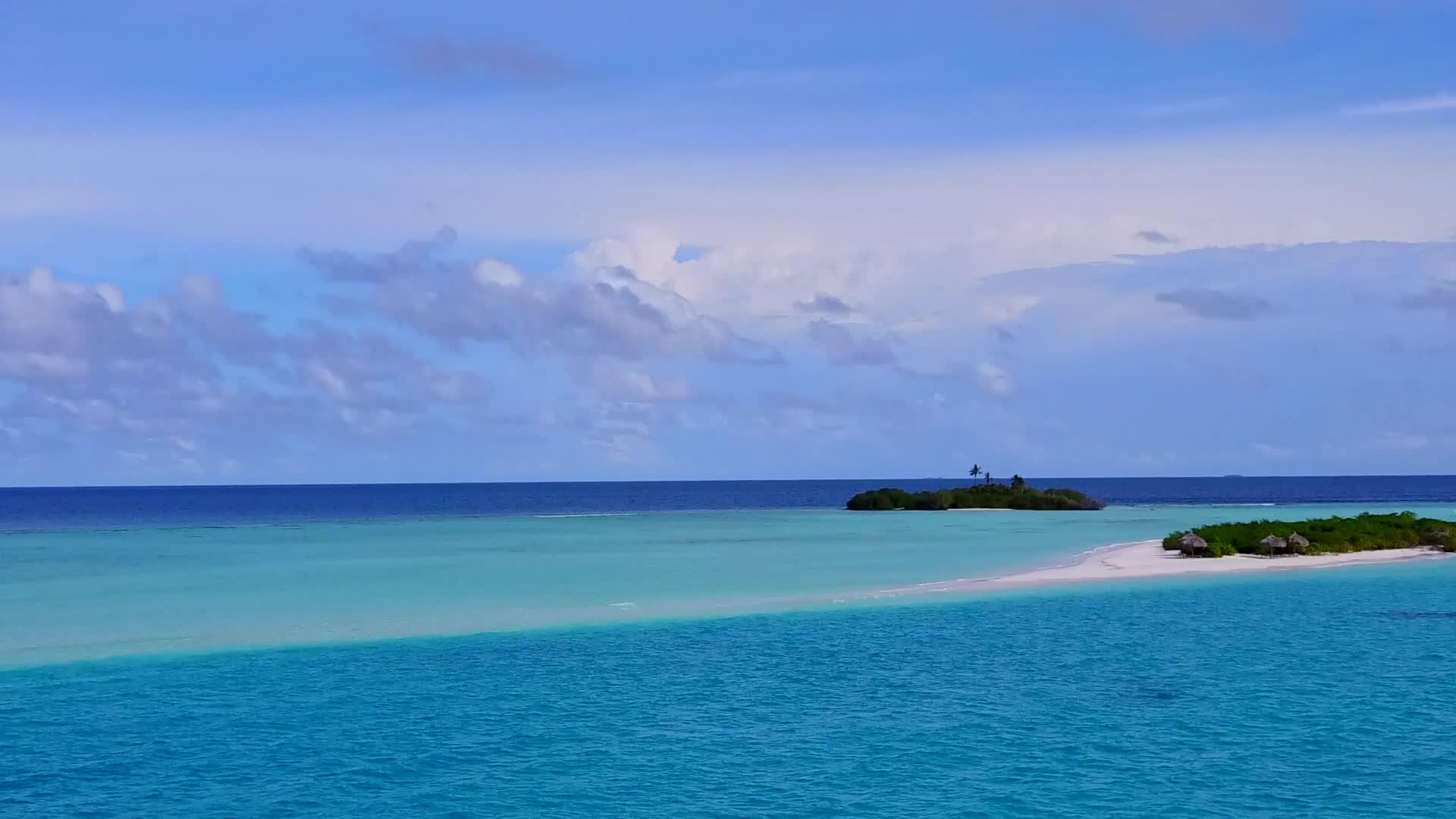 美丽的岛屿海滩时间由松绿环礁湖和白色沙滩背景绘制视频的预览图
