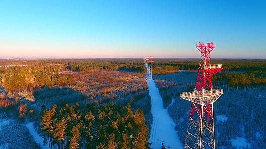 冬季森林电流金柱高压视频的预览图