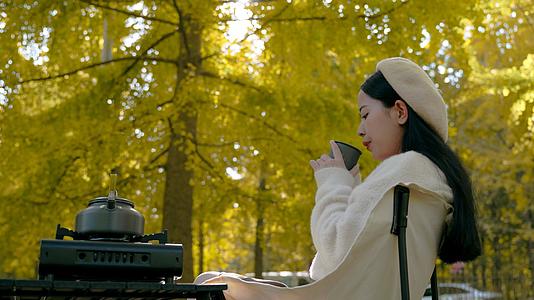 4K秋季户外露营喝茶赏景视频素材视频的预览图